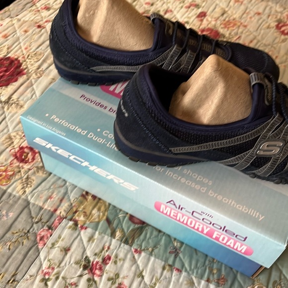 Skechers like new - Picture 4 of 6